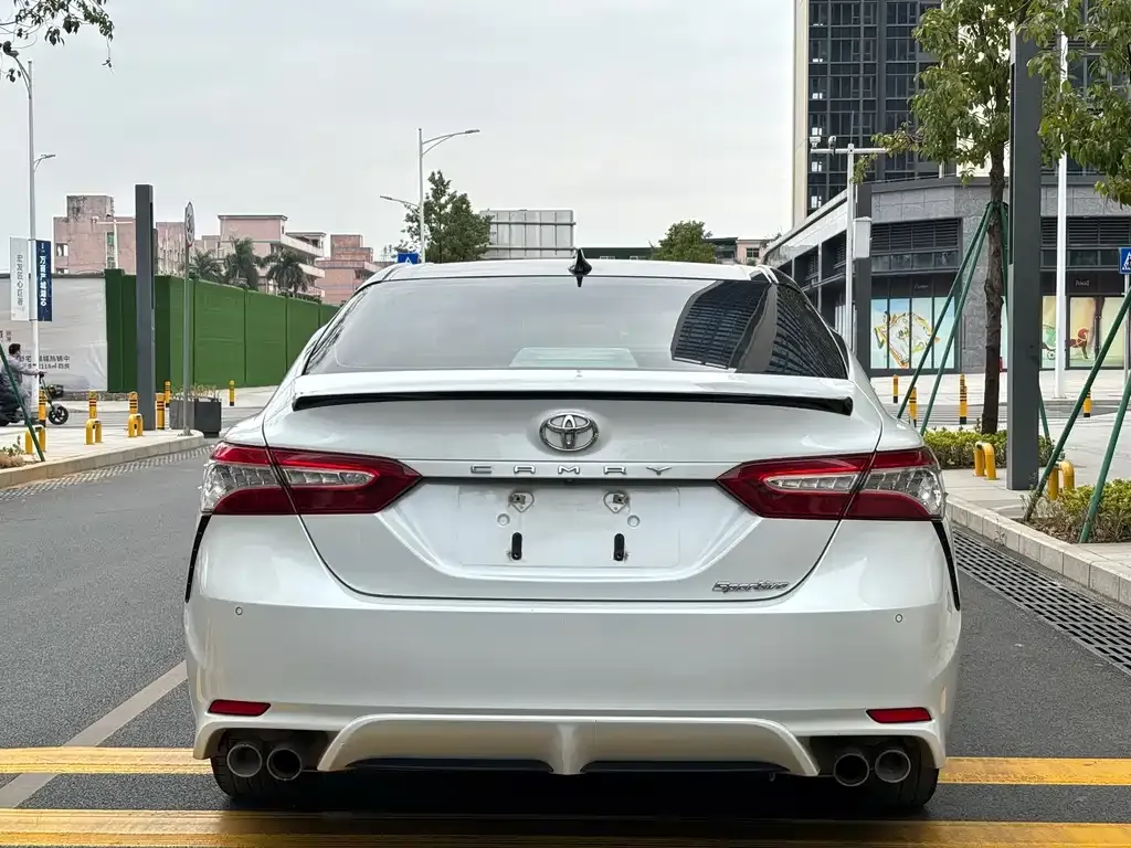 Toyota Camry — фото 3