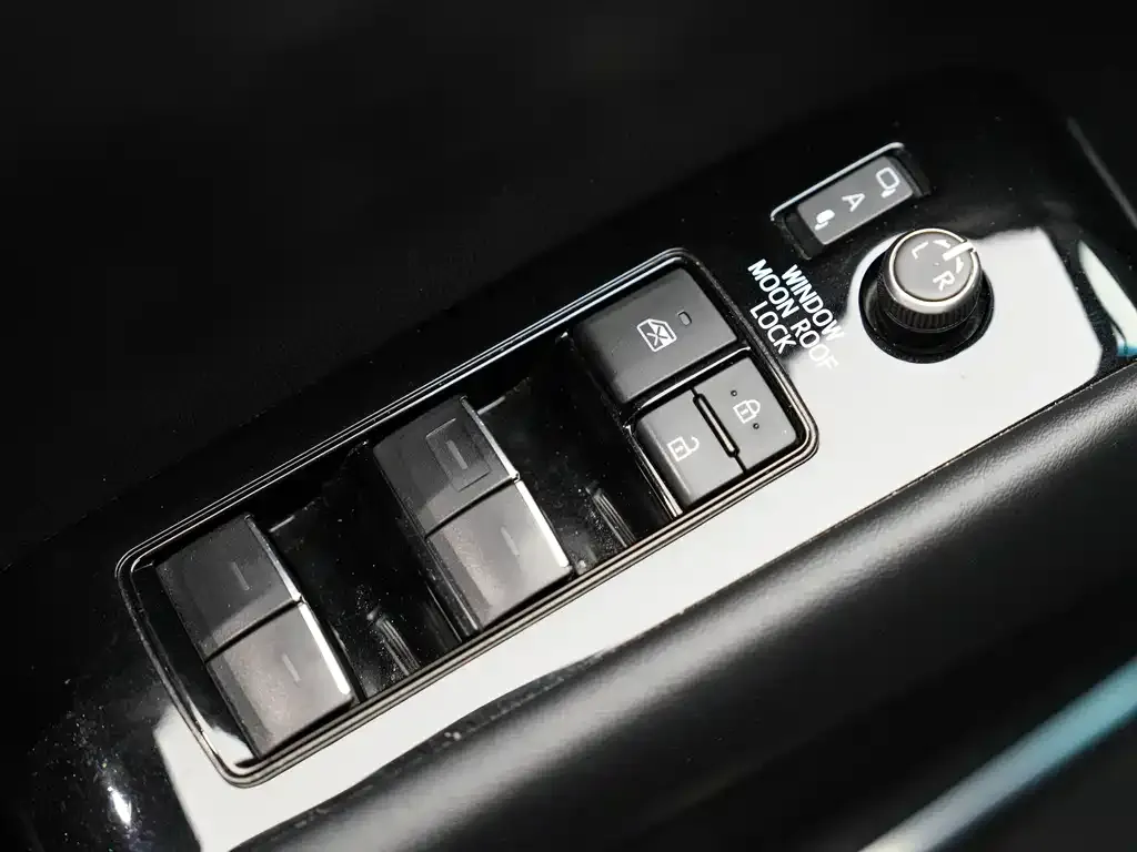 Toyota Alphard — фото 9