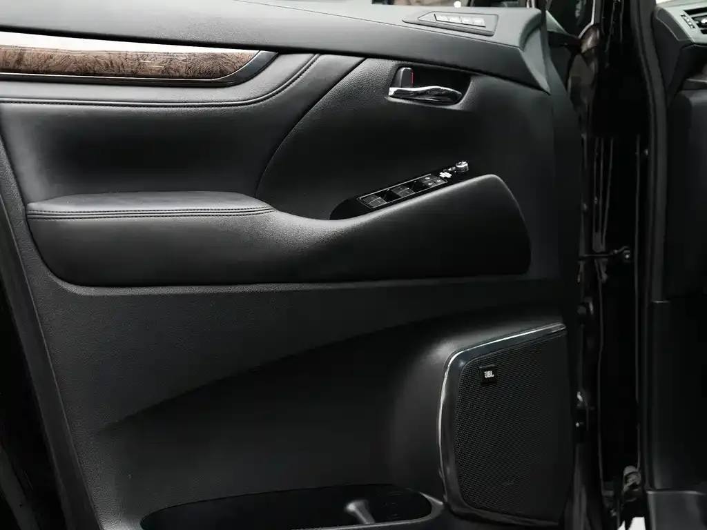 Toyota Alphard — фото 3