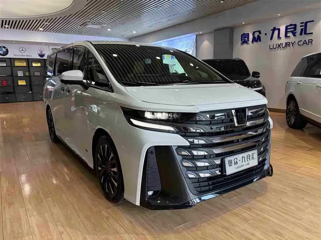 Toyota Vellfire — фото 1