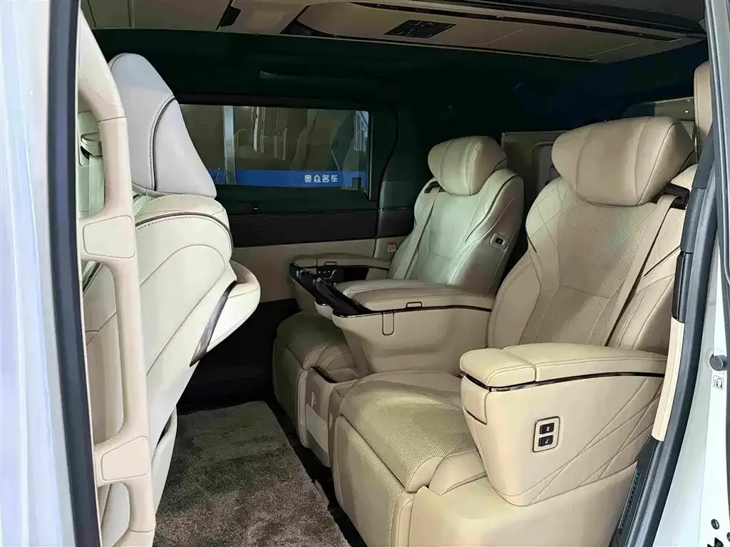 Toyota Vellfire — фото 2
