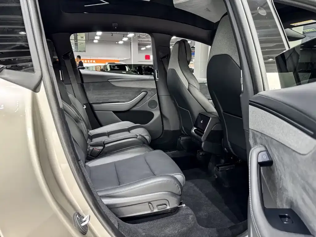 Tesla Model Y L — фото 3