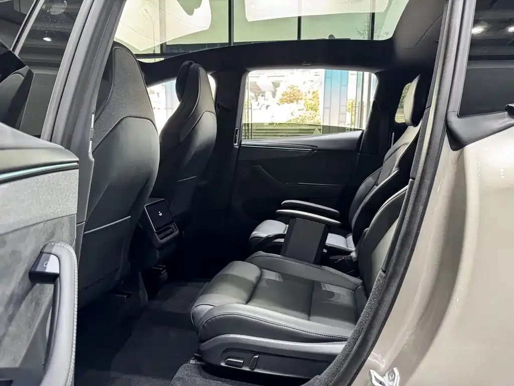 Tesla Model Y L — фото 4