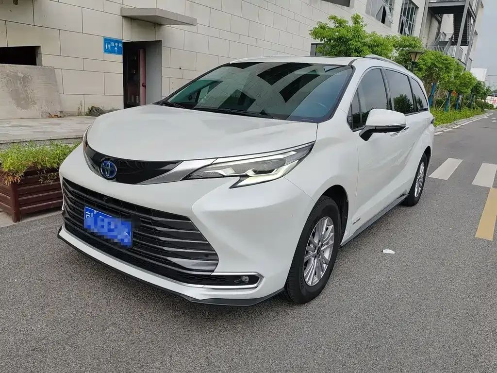 Toyota Sienna — фото 1