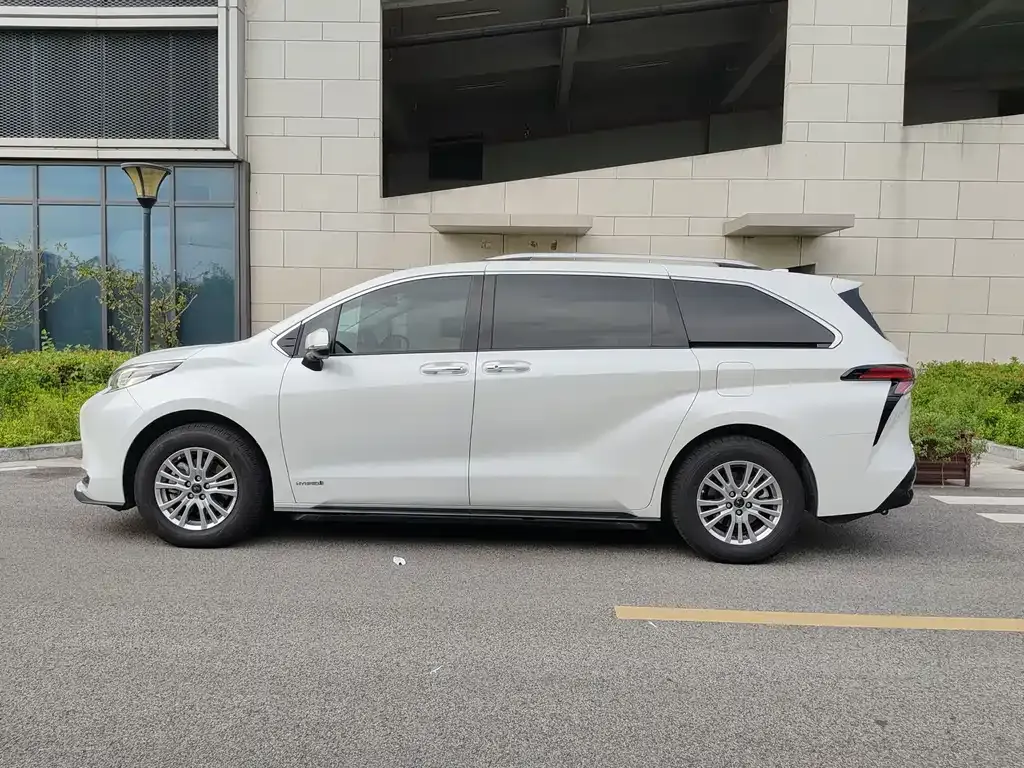 Toyota Sienna — фото 2