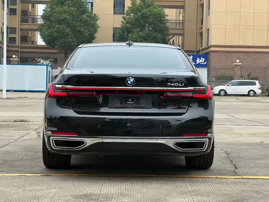 BMW 7 Series — фото 9