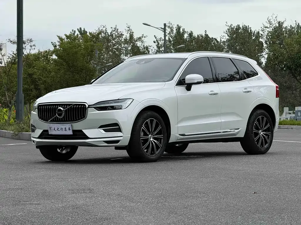 Volvo XC60 — фото 1