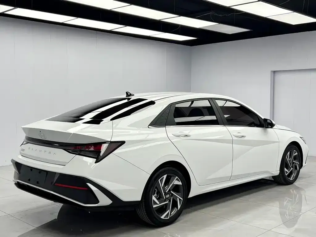Hyundai Elantra — фото 7