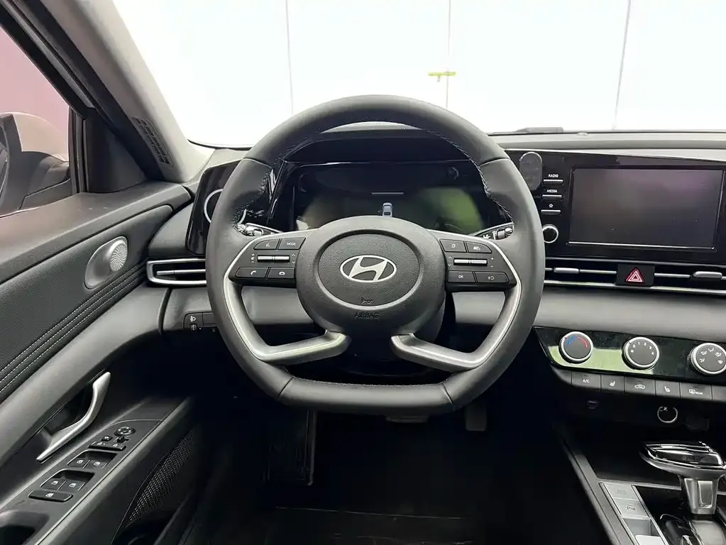 Hyundai Elantra — фото 4