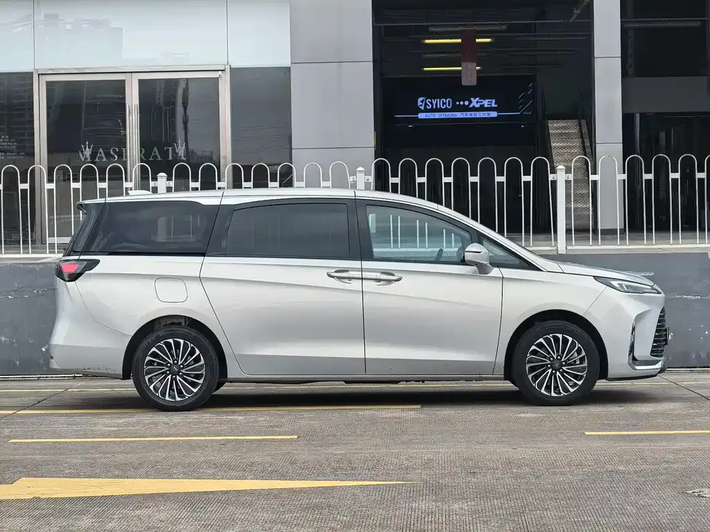 Buick GL8 Hybrid — фото 10