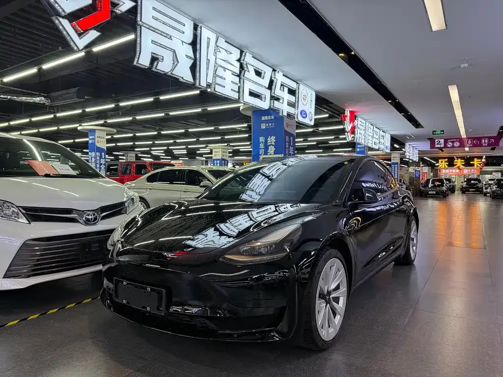 Tesla Model 3 — фото 1