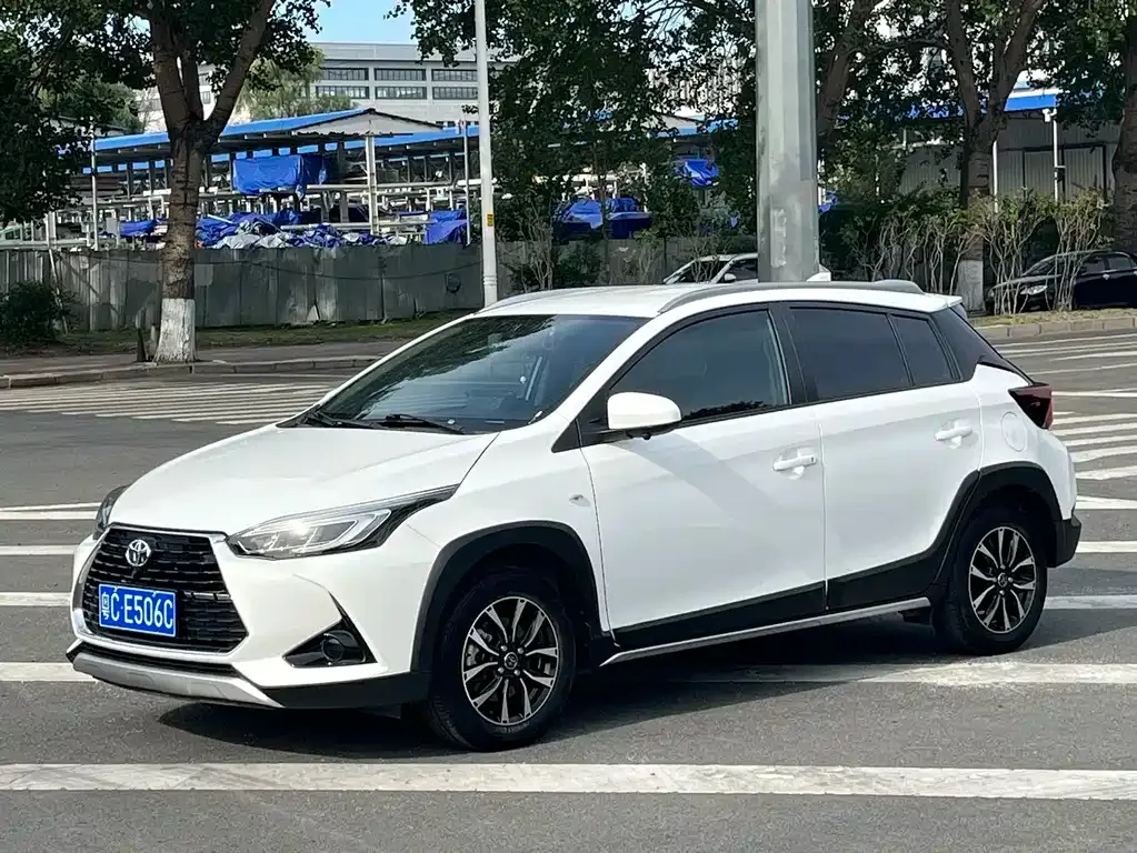 Toyota Yaris L — фото 1