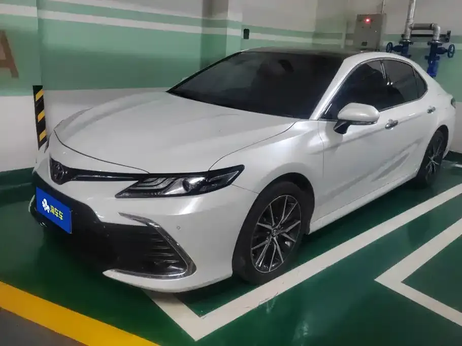Toyota Camry — фото 1