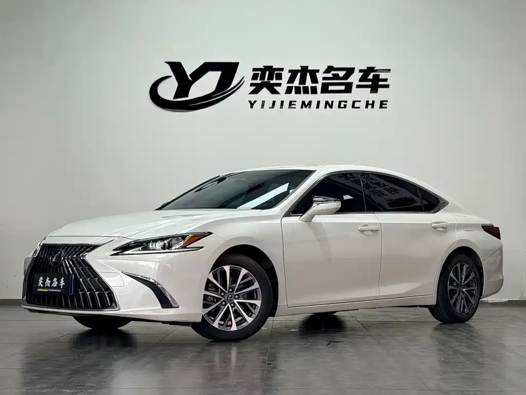 Lexus ES — фото 1