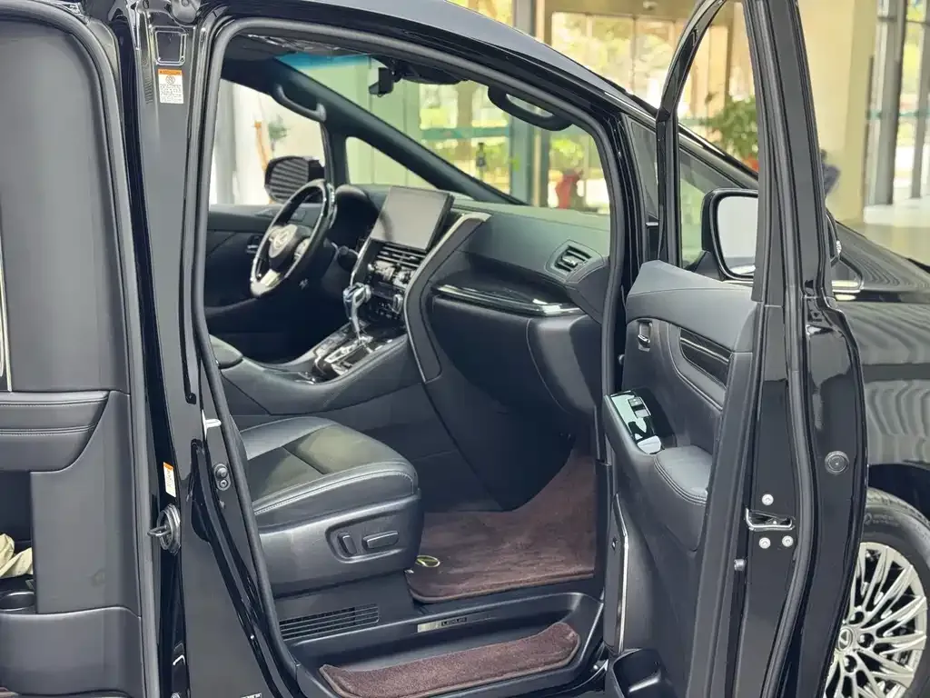 Lexus LM — фото 2