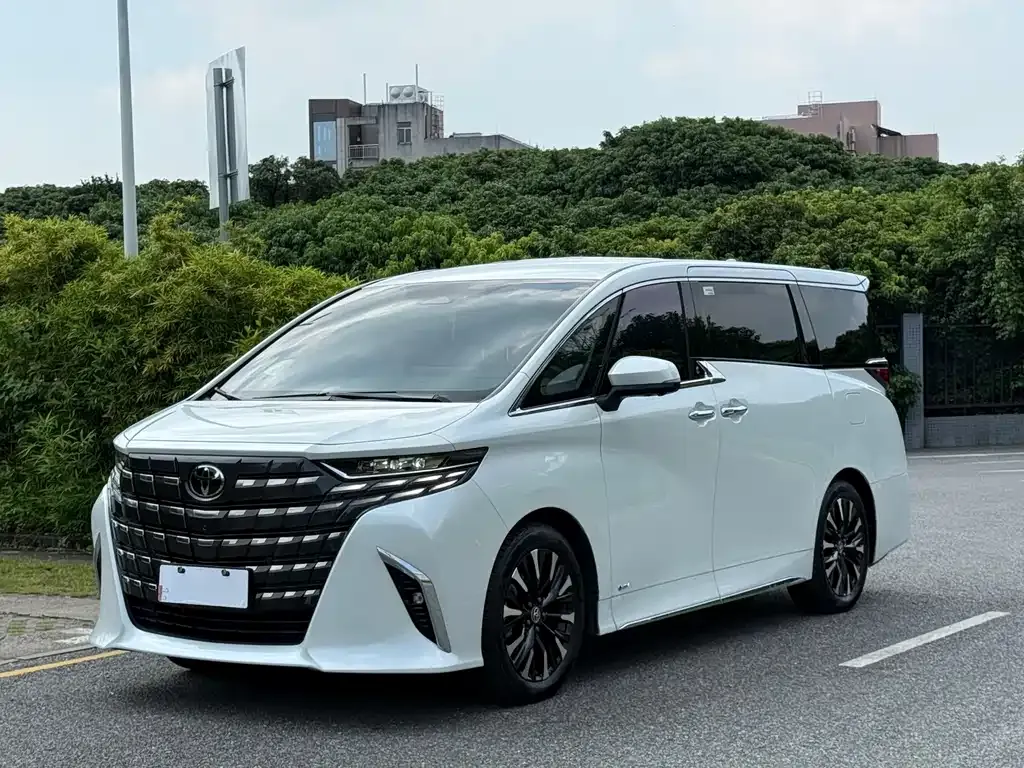Toyota Alphard — фото 1