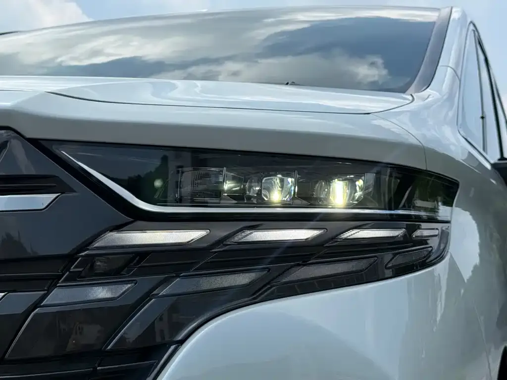 Toyota Alphard — фото 5