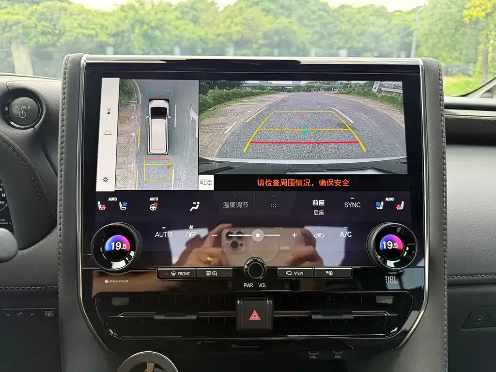 Toyota Alphard — фото 10