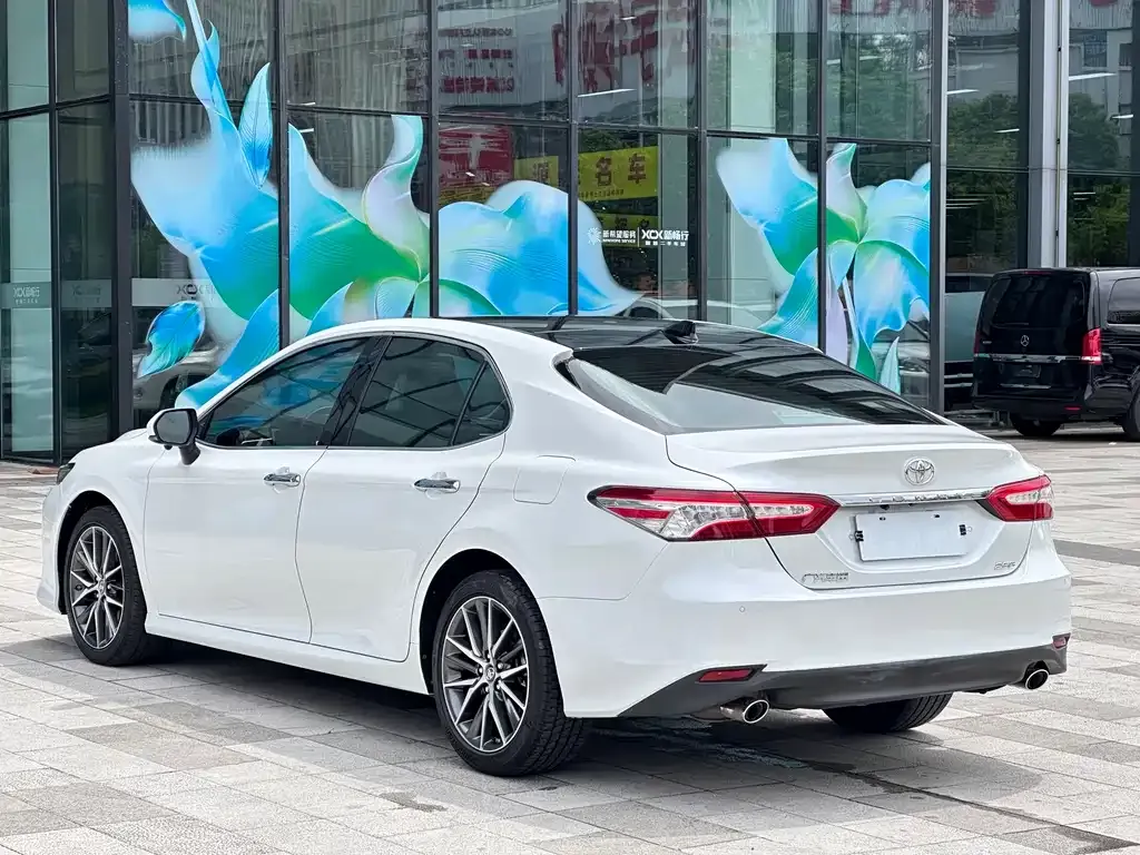 Toyota Camry — фото 9