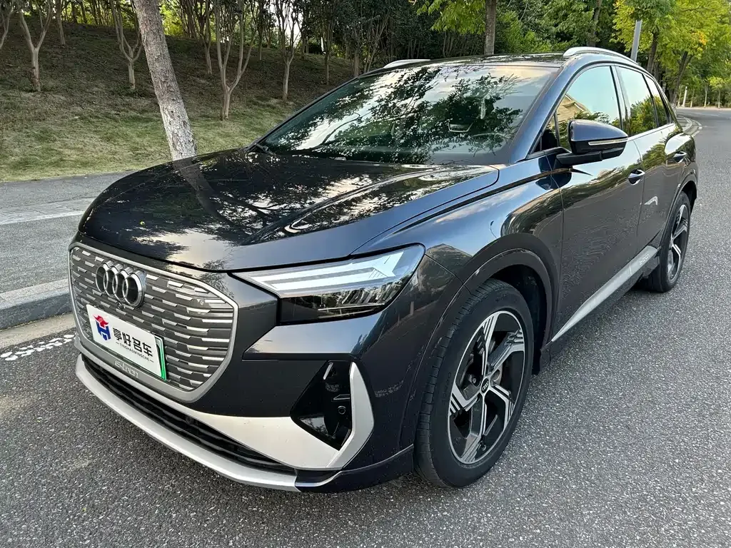 Audi Q4 e-tron — фото 1