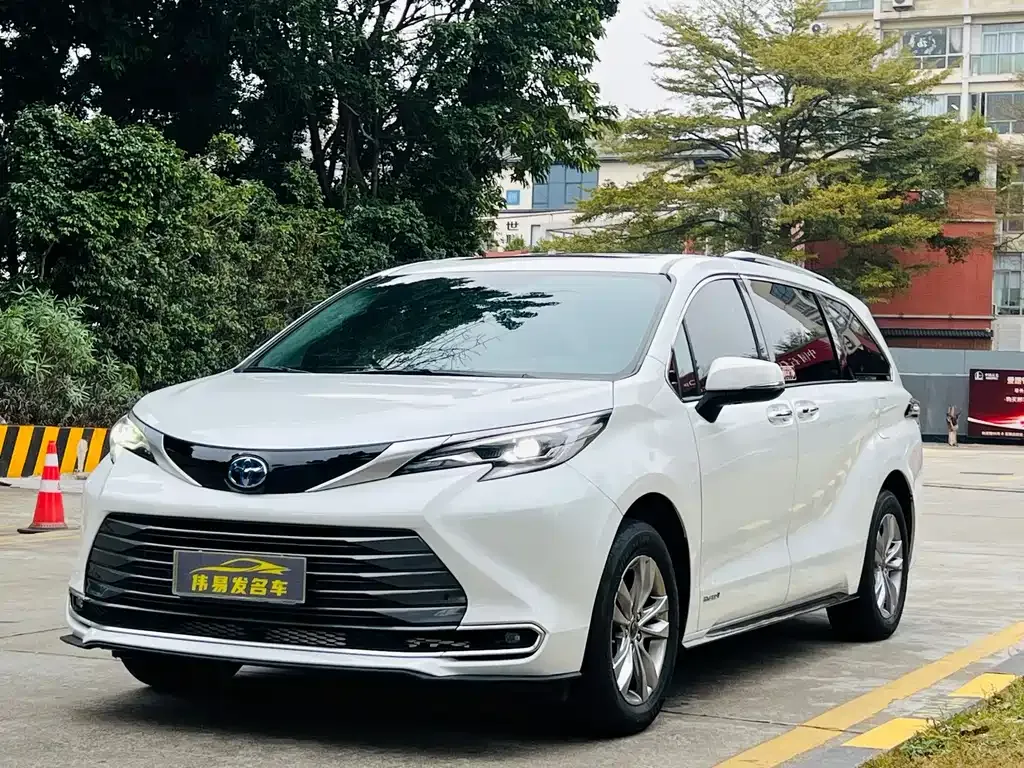 Toyota Sienna — фото 1