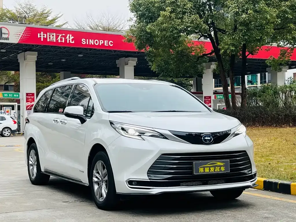 Toyota Sienna — фото 5