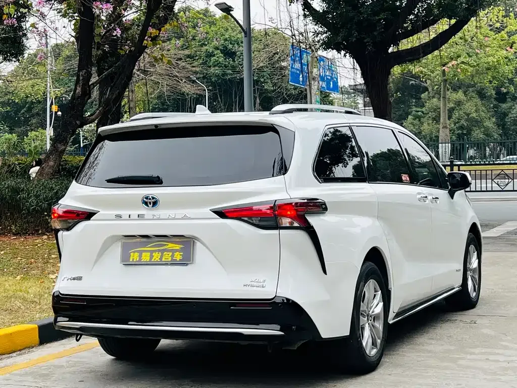 Toyota Sienna — фото 8