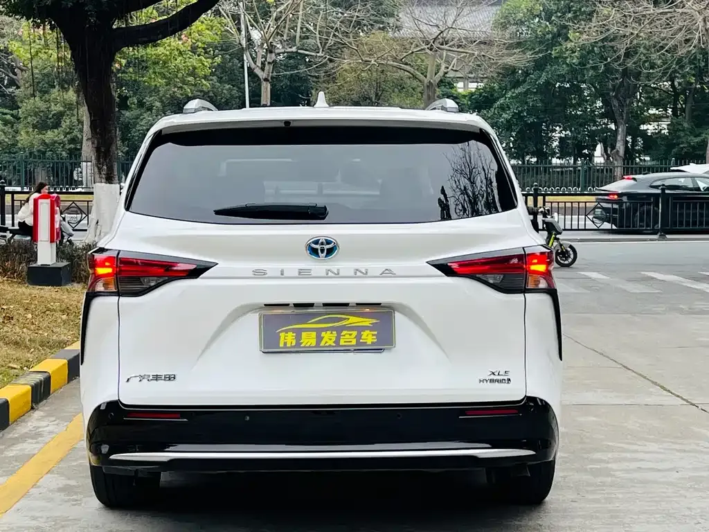 Toyota Sienna — фото 2