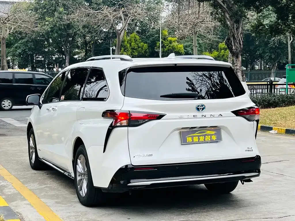 Toyota Sienna — фото 9