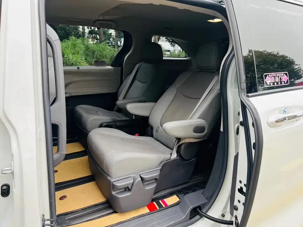 Toyota Sienna — фото 3