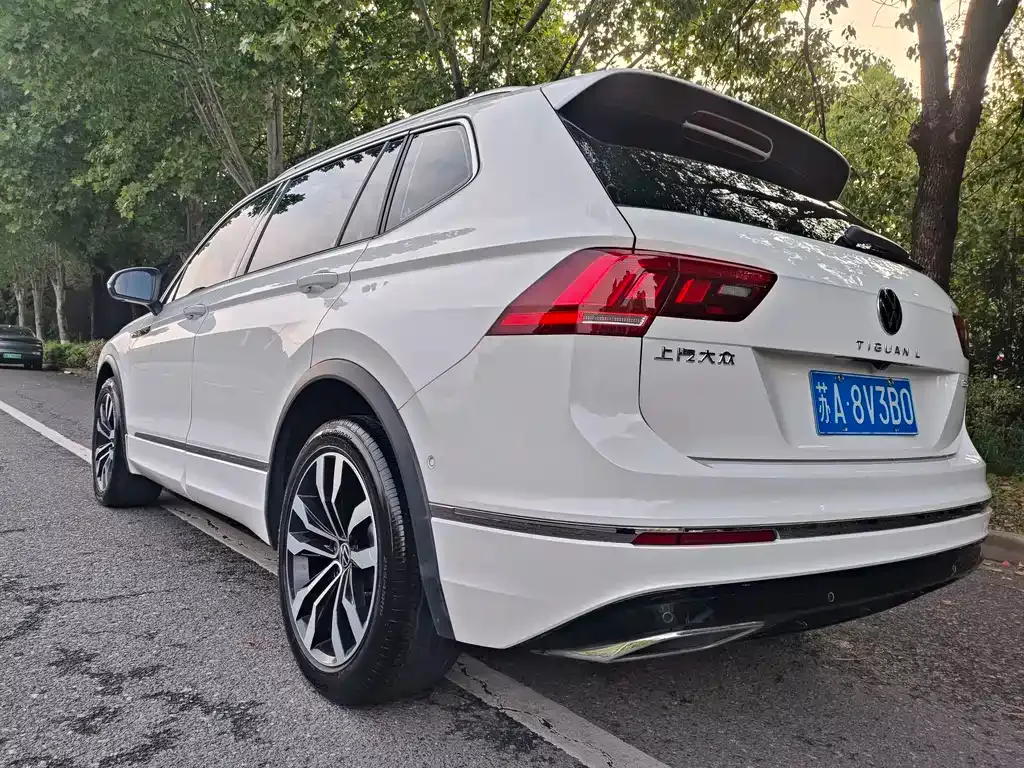 Volkswagen Tiguan L — фото 10