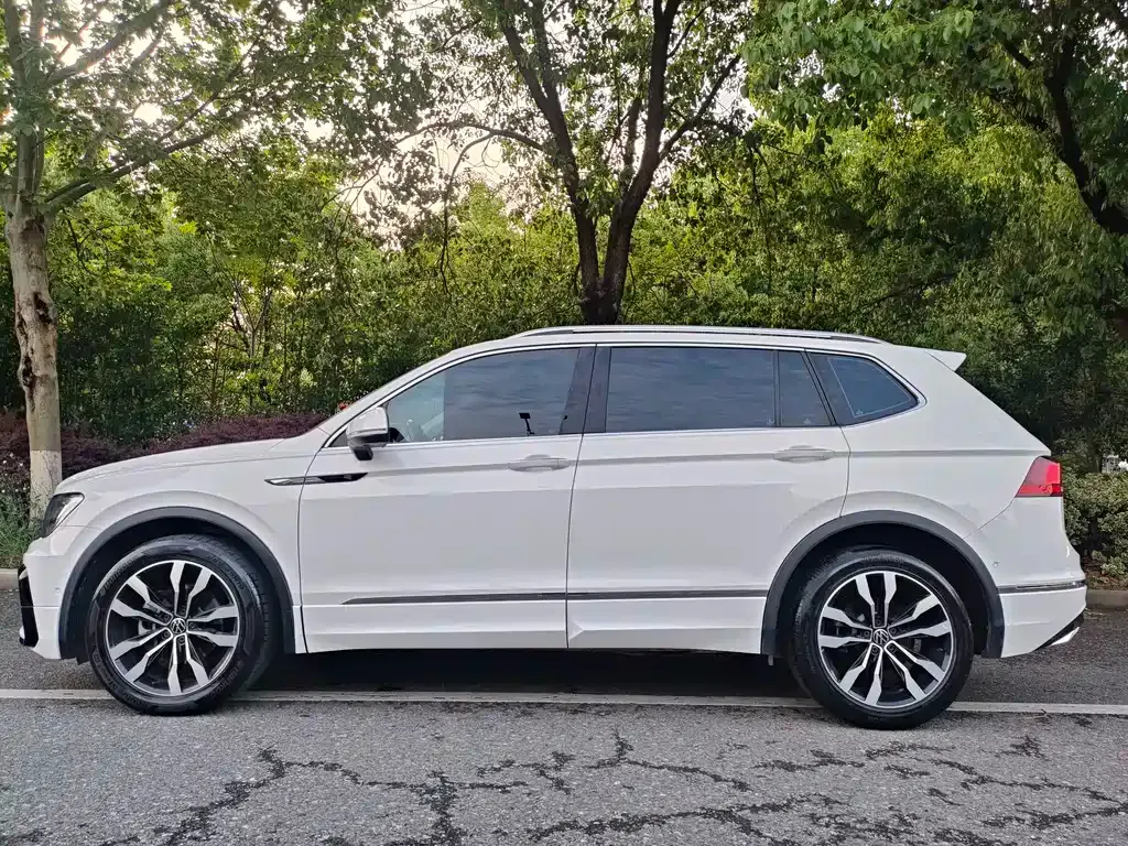Volkswagen Tiguan L — фото 9