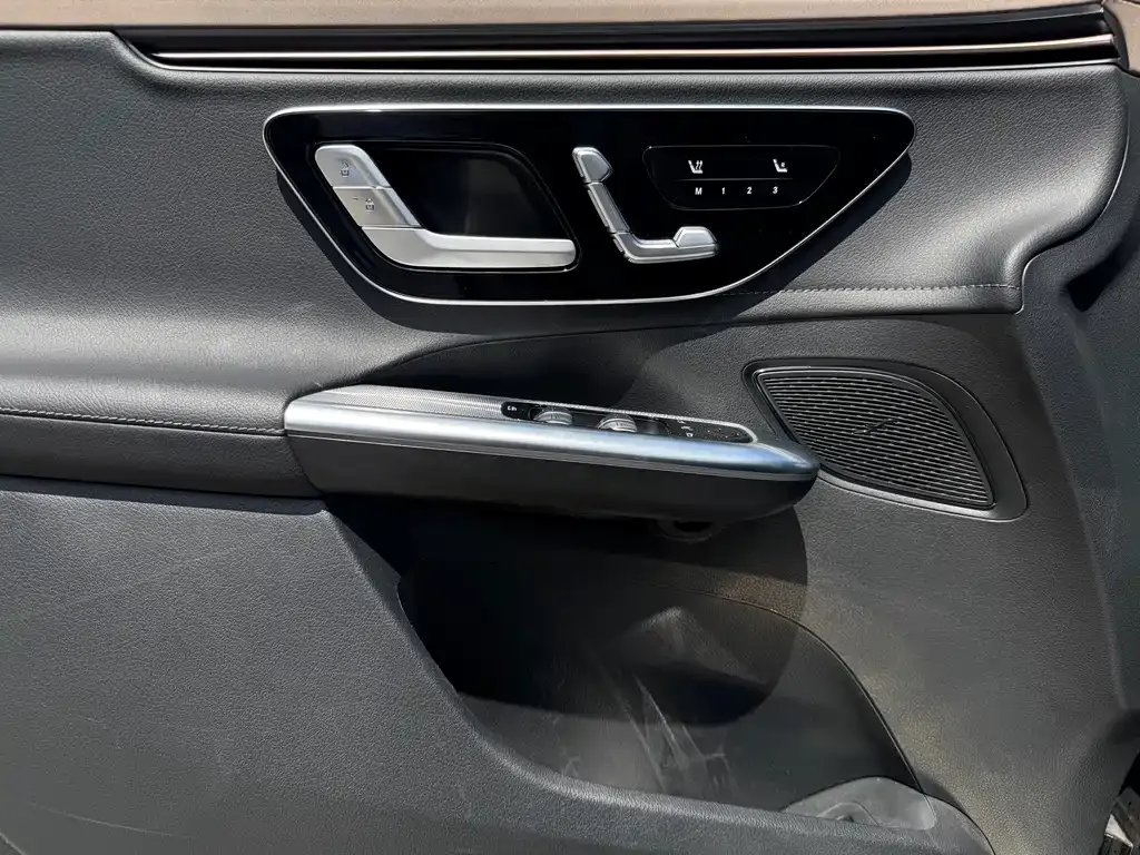 Mercedes-Benz EQE SUV — фото 10