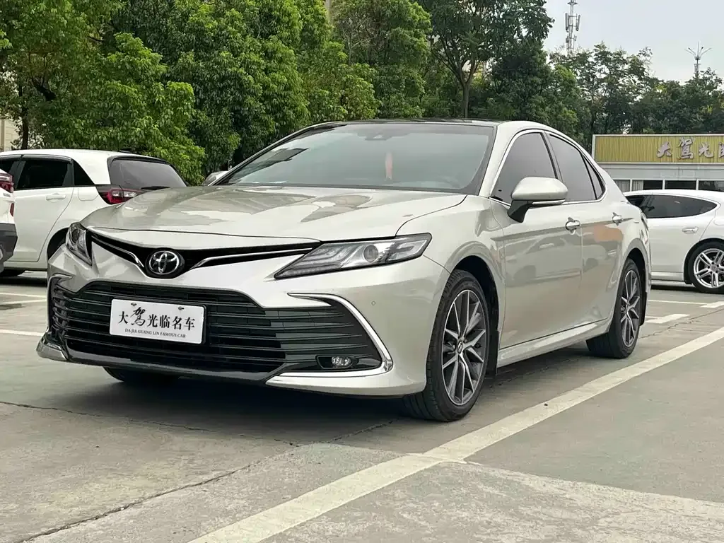 Toyota Camry — фото 1