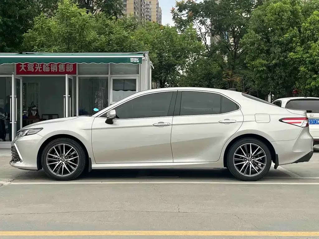 Toyota Camry — фото 9