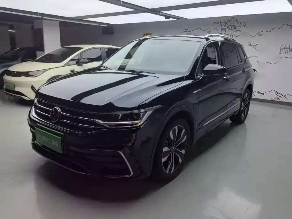 Volkswagen Tiguan L — фото 1