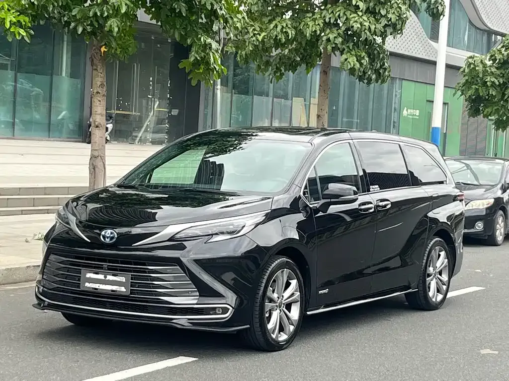 Toyota Sienna — фото 1