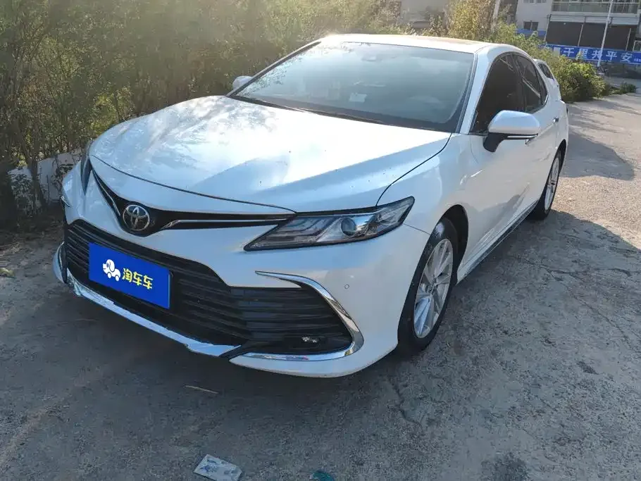Toyota Camry — фото 1