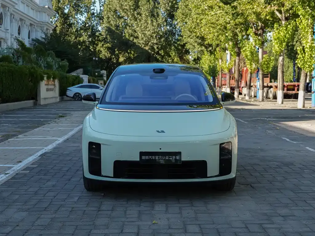 Li Auto Li i8 — фото 10
