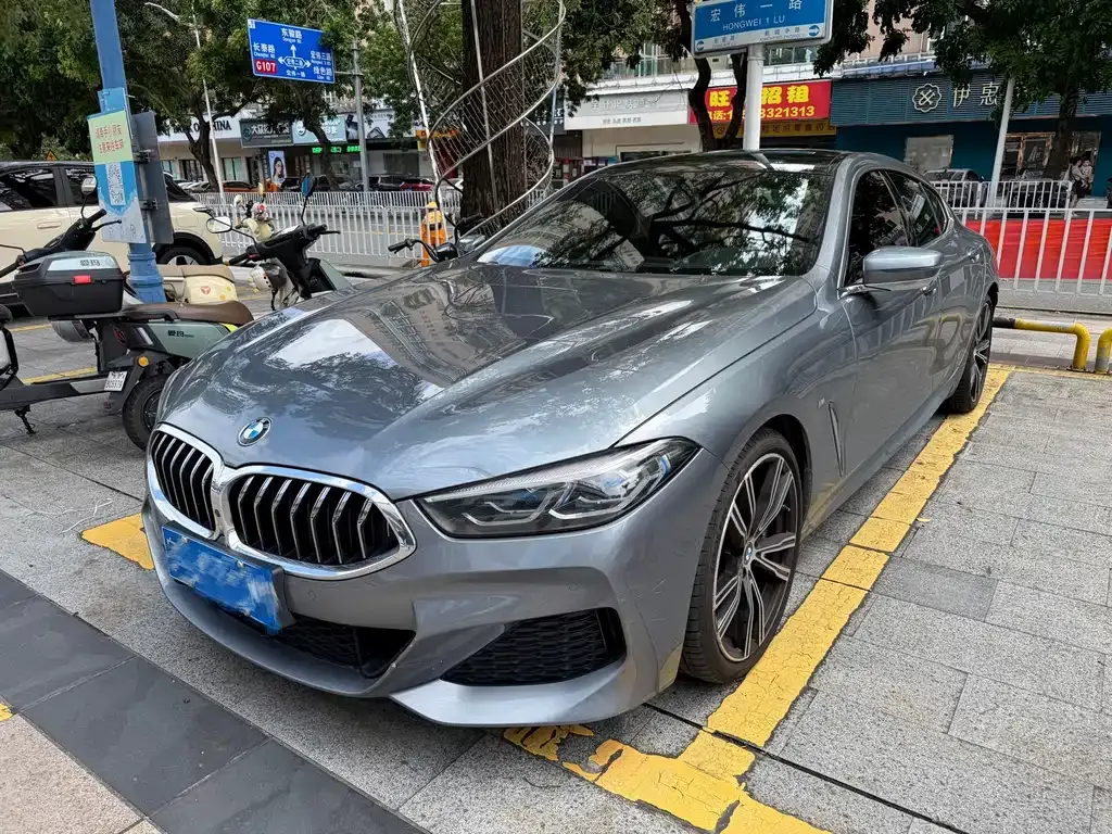 BMW 8 Series — фото 1