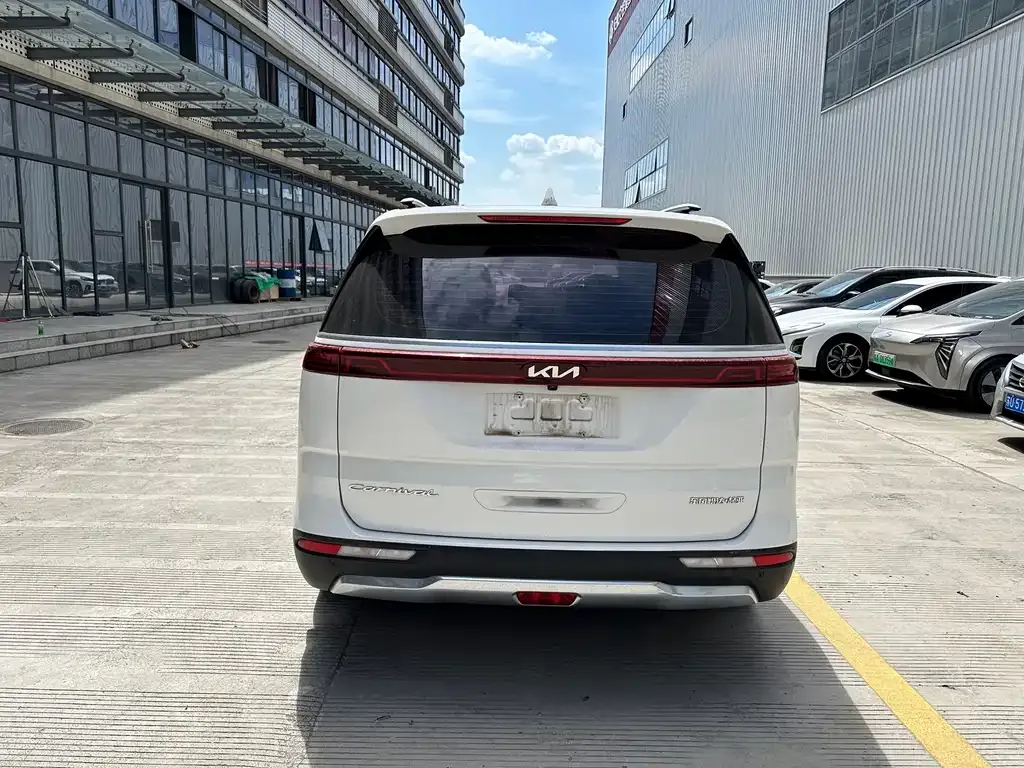 Kia Carnival — фото 8