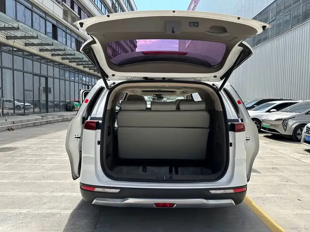 Kia Carnival — фото 4