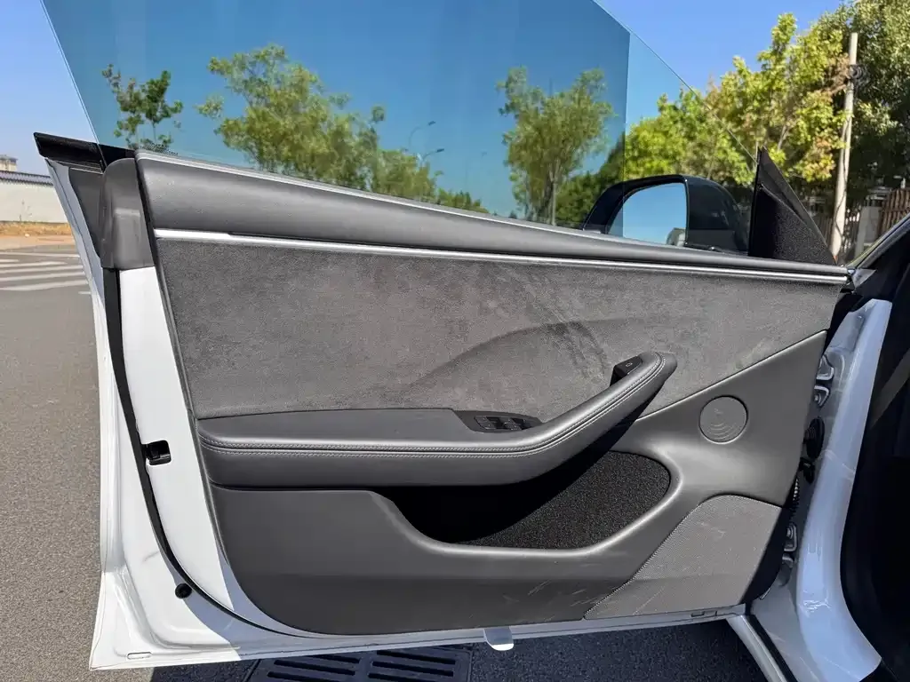 Tesla Model 3 — фото 4