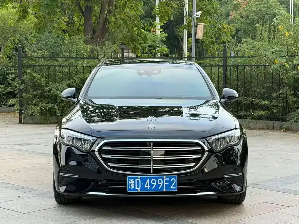 Mercedes-Benz E-Class — фото 1