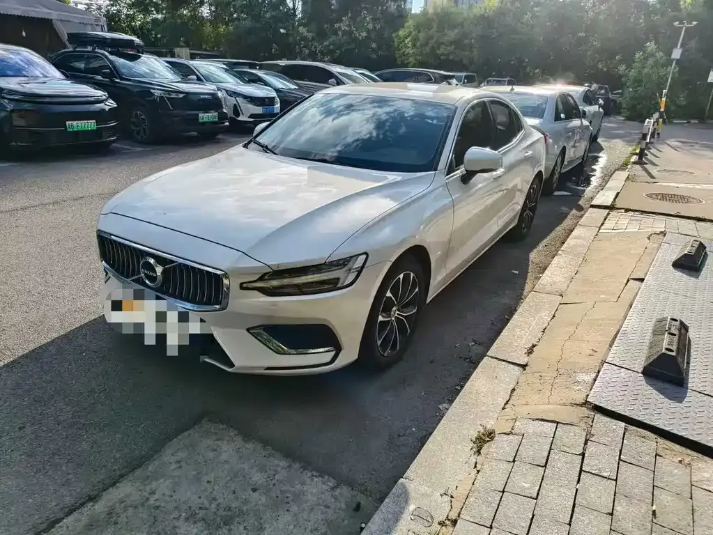 Volvo S60 — фото 1
