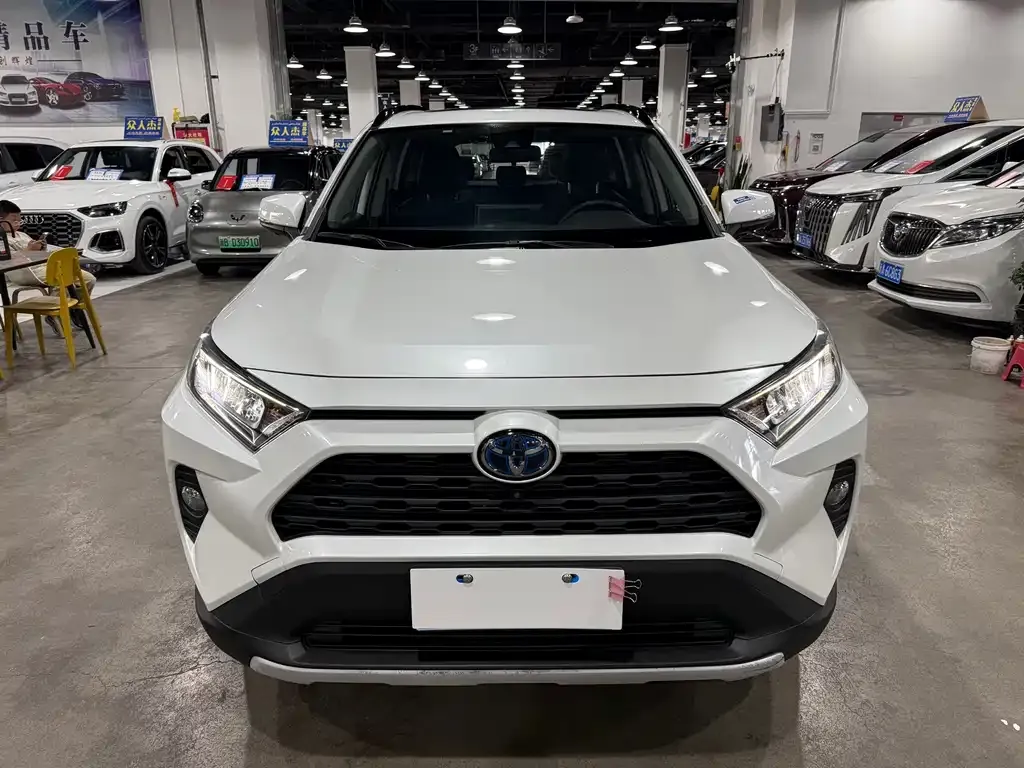 Toyota RAV4 — фото 1