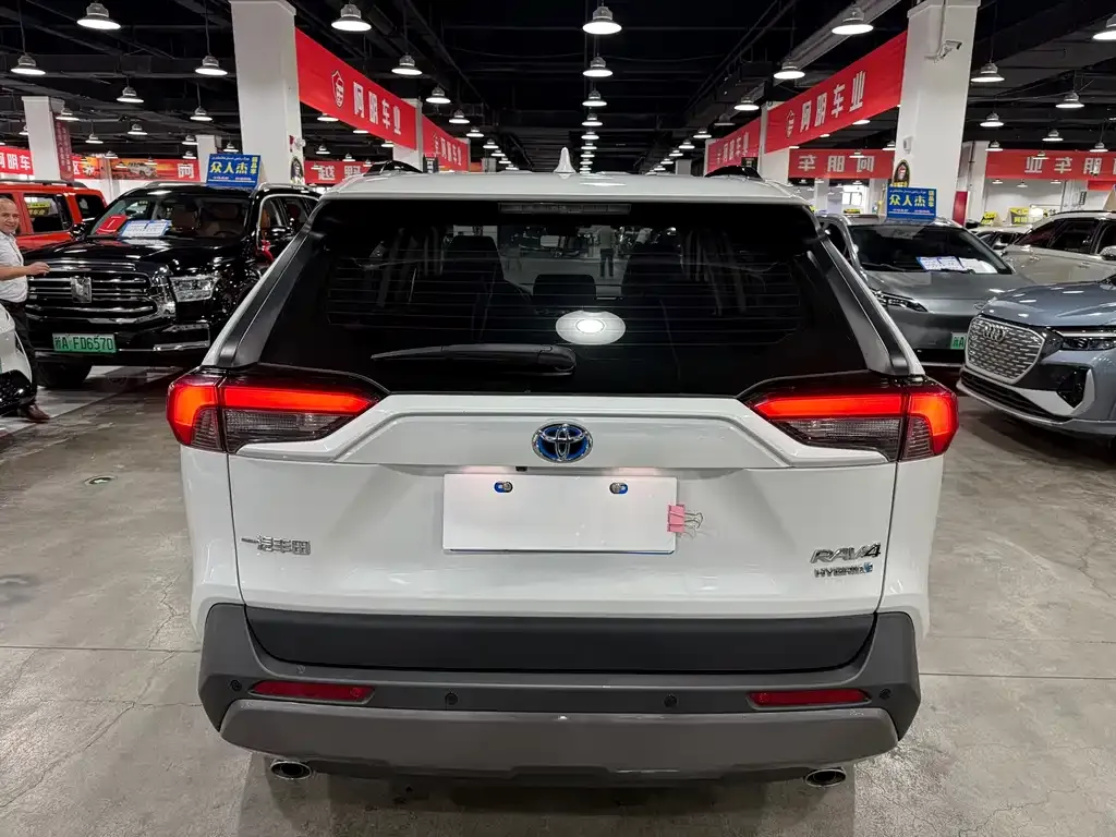 Toyota RAV4 — фото 9