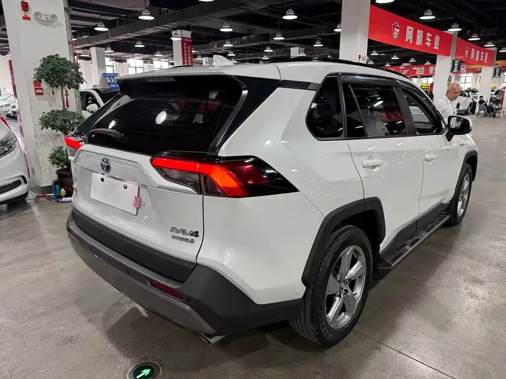 Toyota RAV4 — фото 7