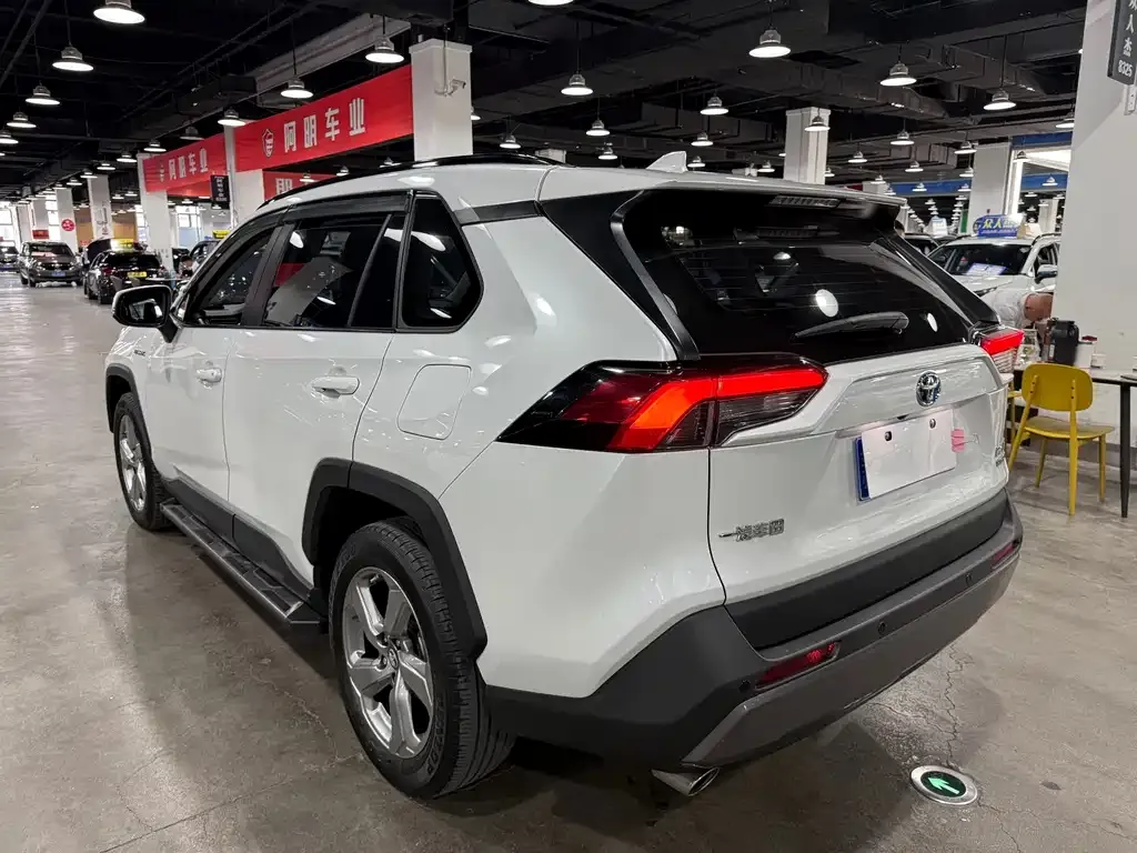 Toyota RAV4 — фото 3