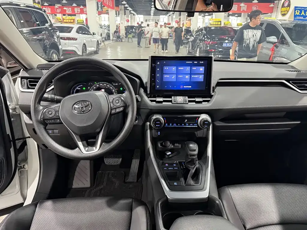 Toyota RAV4 — фото 8